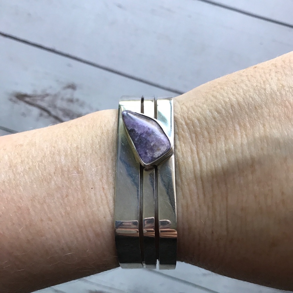 Handmade Silver and Charoite wide cuff bracelet - Picture 6 of 6